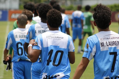 Jugadores de la Academia Dynamo Puerto FC entrando al campo