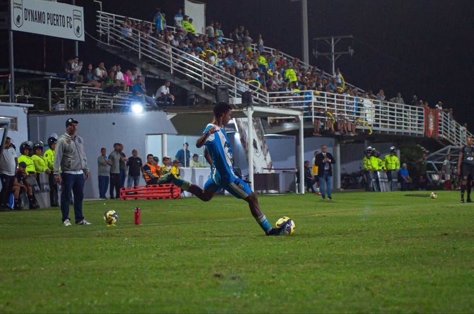 Jugador de Dynamo Puerto FC en el estadio Francisco Massiani