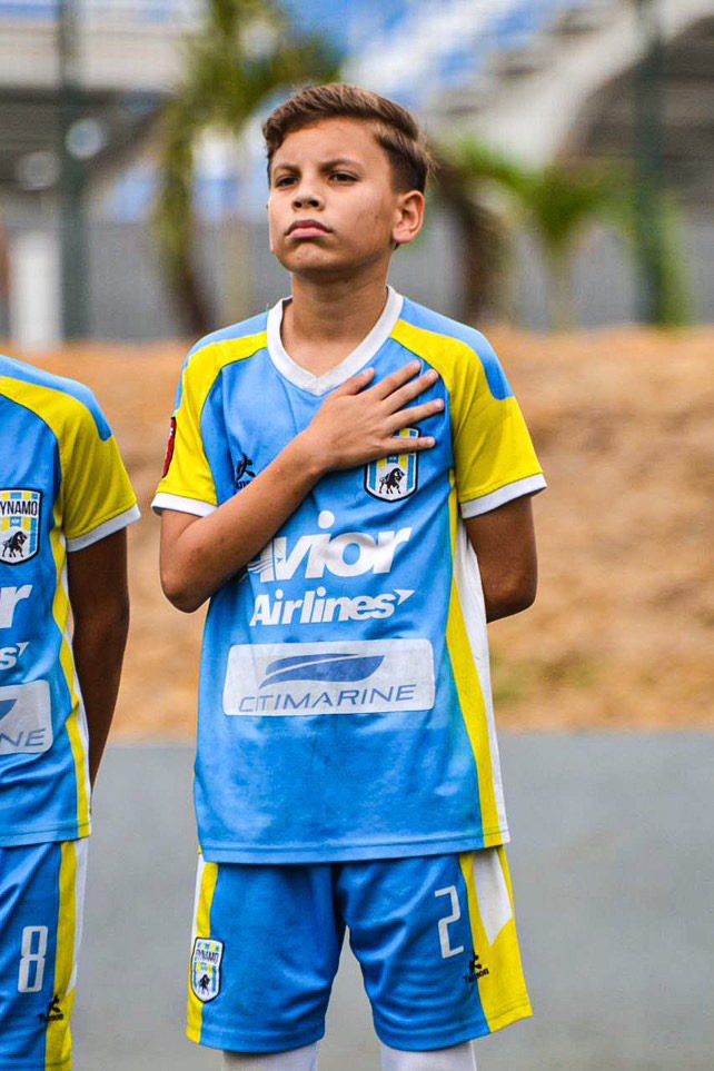 Jóvenes futbolistas de la Academia Dynamo Puerto FC