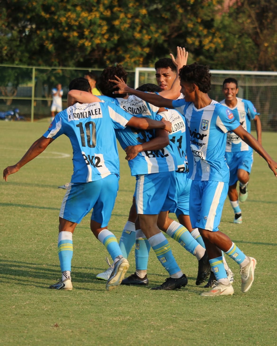 Jugadores de la Academia Dynamo Puerto FC en el campo