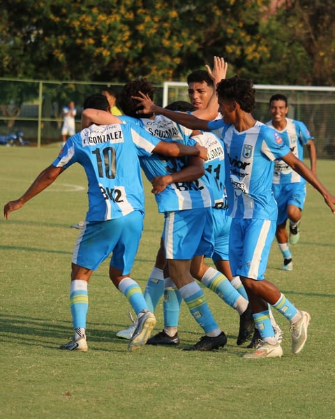 Jugadores de la Academia Dynamo Puerto FC en el campo