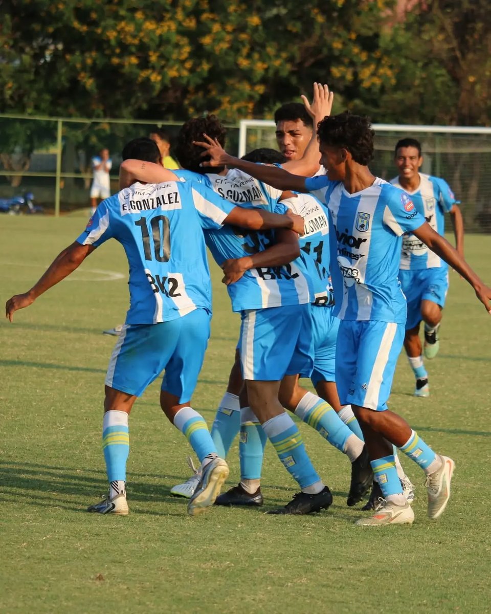 Jugadores de Dynamo Puerto FC celebrando un gol en pleno partido