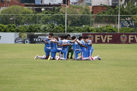 Equipo de la Academia Dynamo Puerto FC unido antes del partido