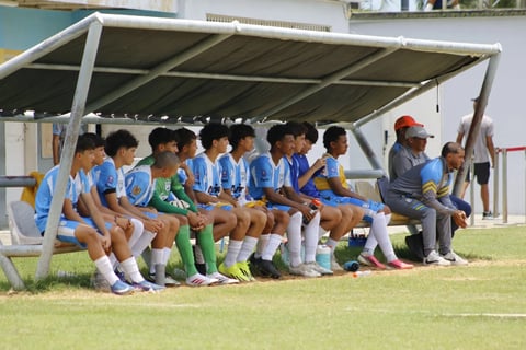 Jugadores y entrenadores de la Academia Dynamo Puerto FC durante un partido