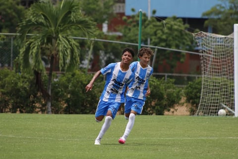 Jugadores de la Academia Dynamo Puerto FC celebrando un gol