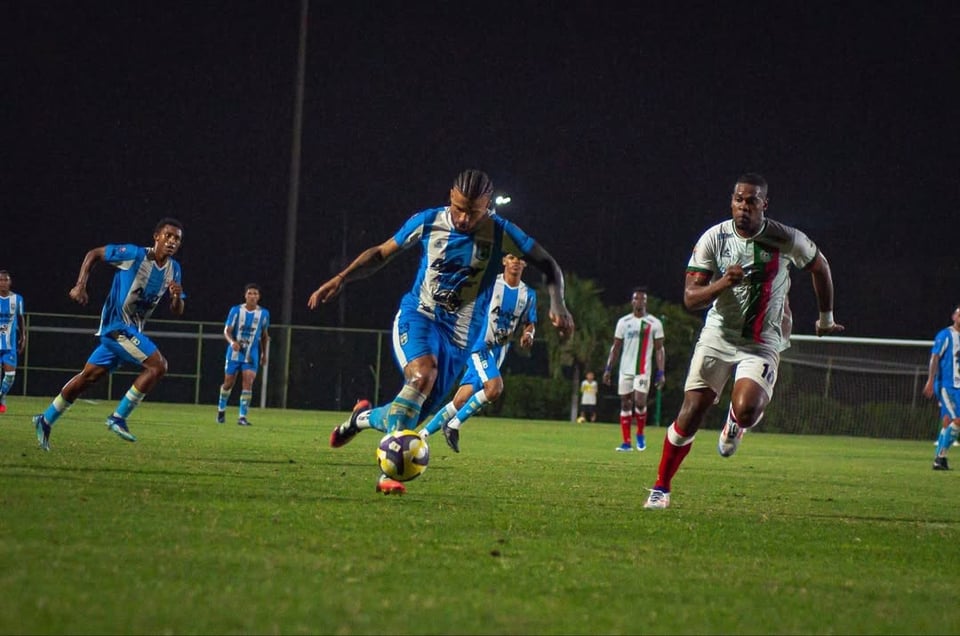 Dynamo Puerto FC compitiendo bajo las luces del estadio