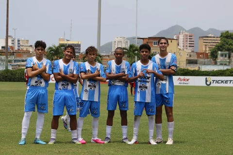 Jugadores de la Academia Dynamo Puerto FC posando juntos en el campo